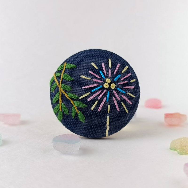 カラフルな花火刺繍ブローチ - 胸針 - 棉．麻 多色