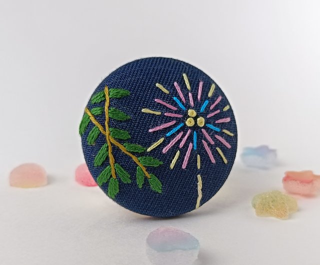カラフルな花火刺繍ブローチ - ショップ かなちゃん手刺繍工房