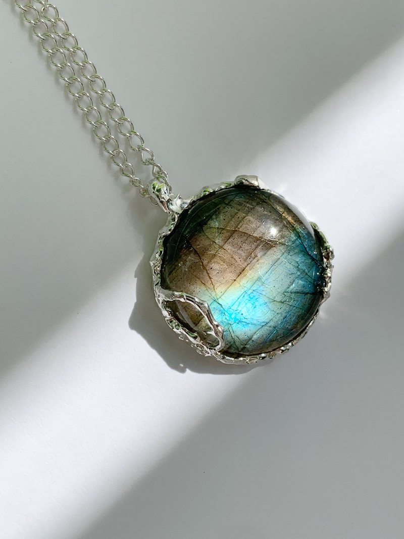 Round Labradorite Lunar Eclipse Necklace - สร้อยคอ - เครื่องประดับพลอย สีน้ำเงิน