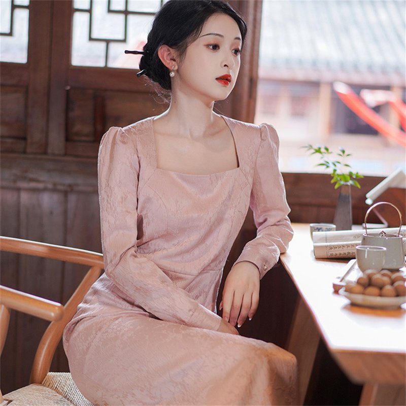 In the Mood for Love Pink Square Neck Dress New Chinese Style National Style Dress Long Sleeve Front Slit Long Skirt - กี่เพ้า - เส้นใยสังเคราะห์ สึชมพู