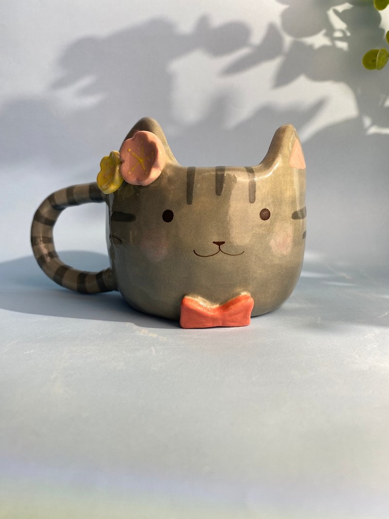 Handmade ceramic cup แก้วเซรามิคแฮนด์เมดลายแมวและดอกไม้น่ารัก - แก้วมัค/แก้วกาแฟ - ดินเผา สีเทา