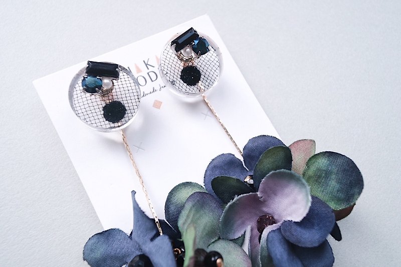 [Dark Series] Dual-purpose transparent black gauze epoxy blue and purple flower handmade earrings/ Clip-On - Earrings & Clip-ons - Other Materials Multicolor