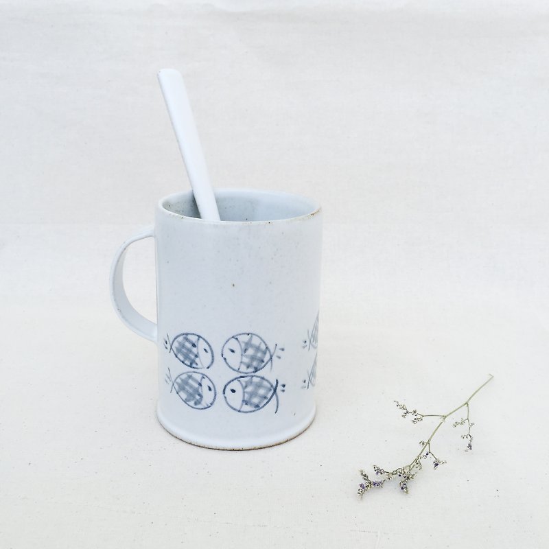 Handmade Fish Mug with Spoon - แก้วมัค/แก้วกาแฟ - ดินเผา ขาว