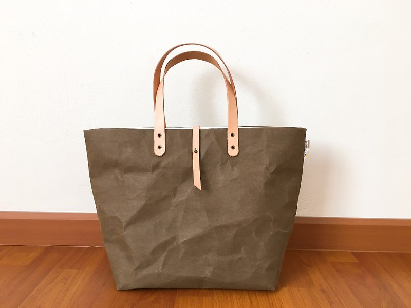 Kraft dark brown Tote shoulder bag Large with Closure and Tyvek lining - กระเป๋าแมสเซนเจอร์ - กระดาษ สีนำ้ตาล