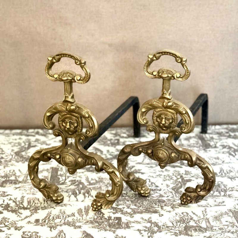 40693-A pair of French antique brass Rococo-style Andirons / Fire Dogs - ของวางตกแต่ง - ทองแดงทองเหลือง 