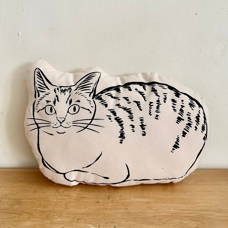 Silkscreen print cat cushion tabby and white cat - หมอน - ผ้าฝ้าย/ผ้าลินิน สีดำ