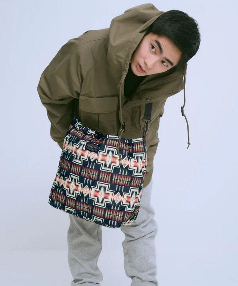 【熱門預購】PENDLETON × KiU LMITIED ITEM 束口托特包 K482 - 側背包/斜背包 - 其他人造纖維 