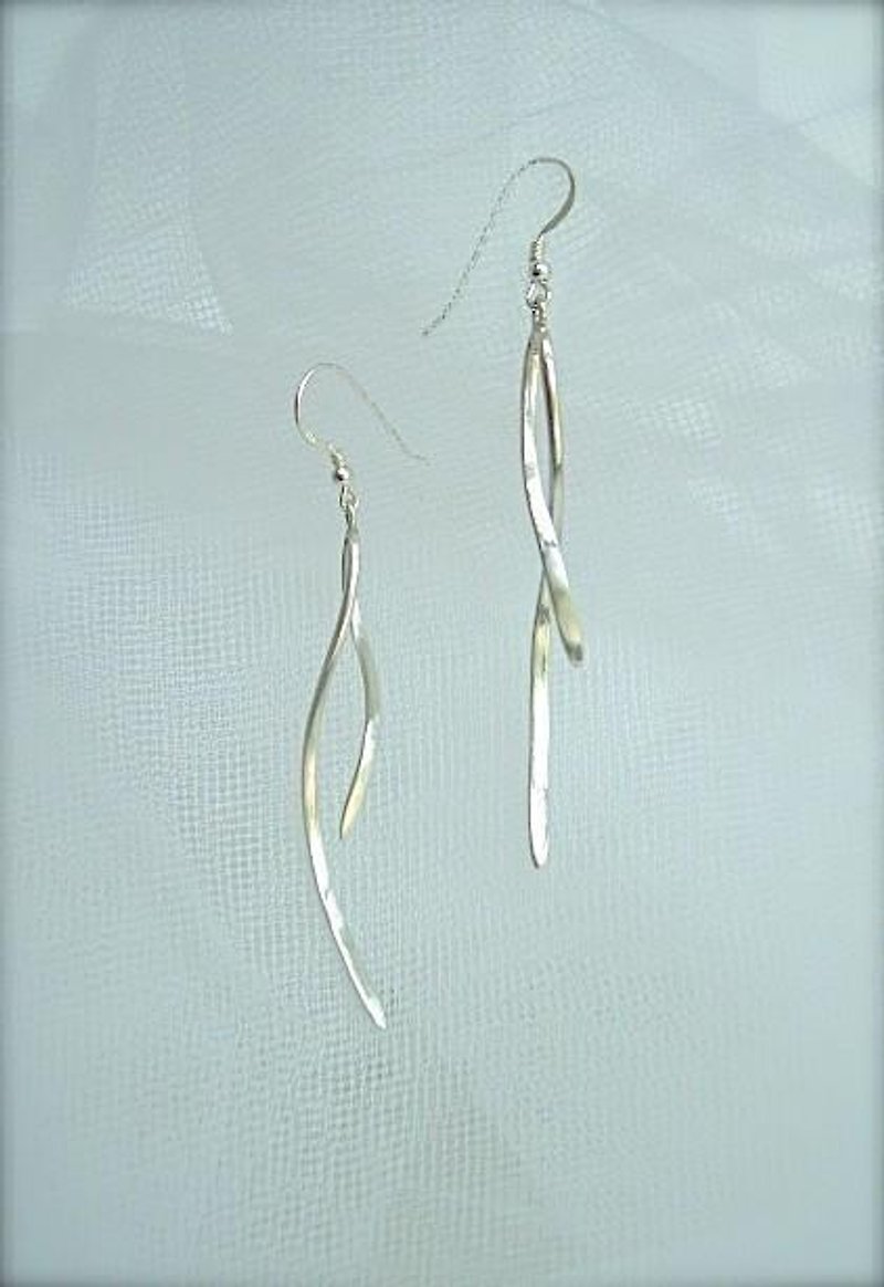 Gentle curved earrings (long) - ต่างหู - โลหะ สีเงิน