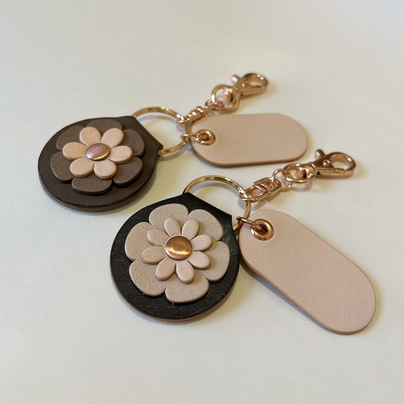 【Gift Exchange】Blossom Chic Leather Keychain / Charm / Vegetable-Tanned Leather / Customizable Gift - Keychains - Genuine Leather Gray
