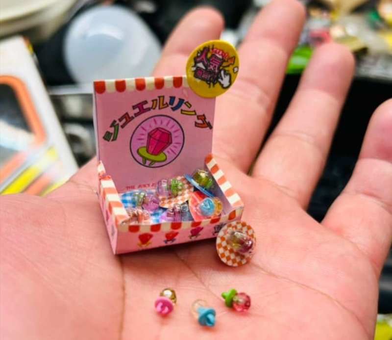 Miniature Mini Ganzi Shop Old-fashioned Toy (Ring Candy) Scene 1/12 - ตุ๊กตา - พลาสติก หลากหลายสี