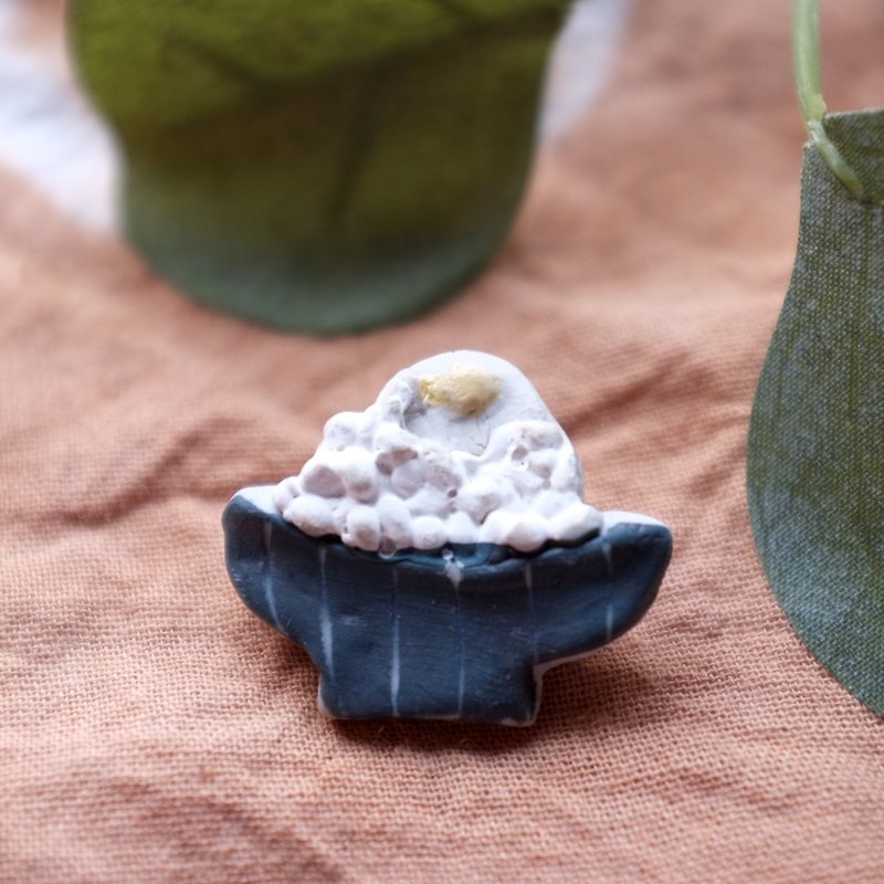 ceramic brooch  Fried egg rice - 胸針 - 陶 藍色