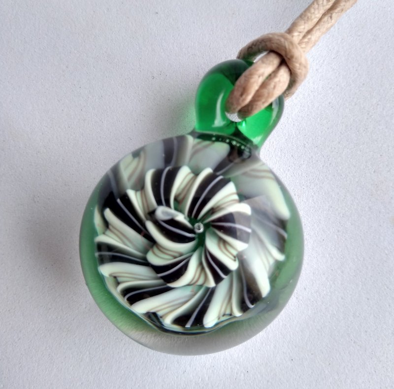 Spairal pendant - Necklaces - Glass Green