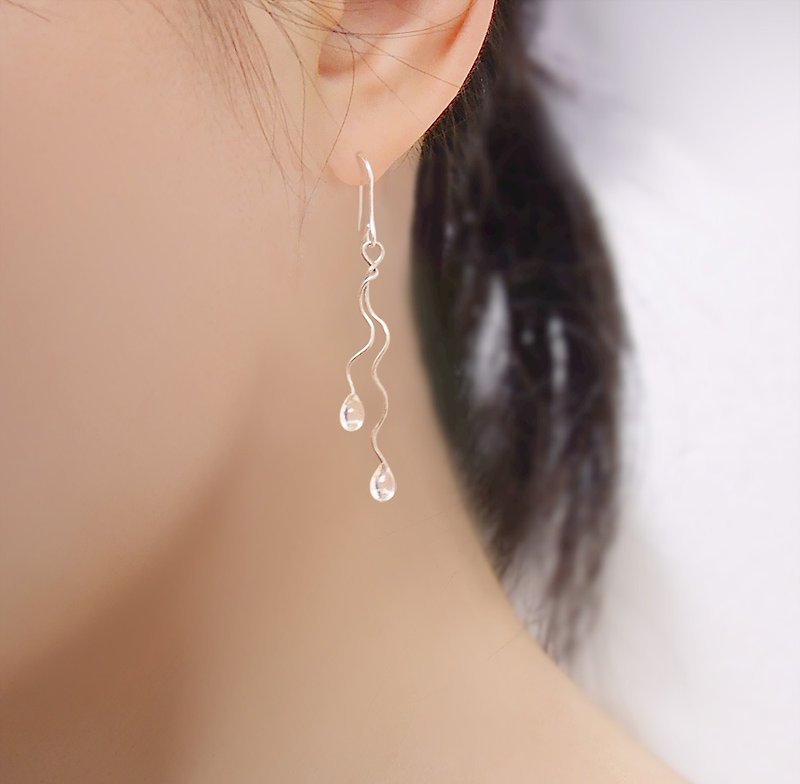 Pure silver ear hooks/ Clip-On wetted by rain (transparent small water droplets, transparent blue large water droplets, 2 colors available) - ต่างหู - โลหะ สีเงิน