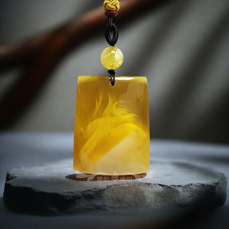 騰彪琥珀 天然金絞白蜜蠟 帶靈動螢光紋 平安無事牌 正規型收藏 - 項鍊 - 半寶石 黃色