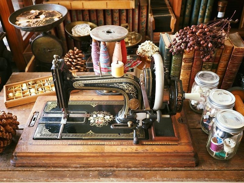 【Sold】Early England seashell inlay oak base sewing machine - ของวางตกแต่ง - โลหะ หลากหลายสี