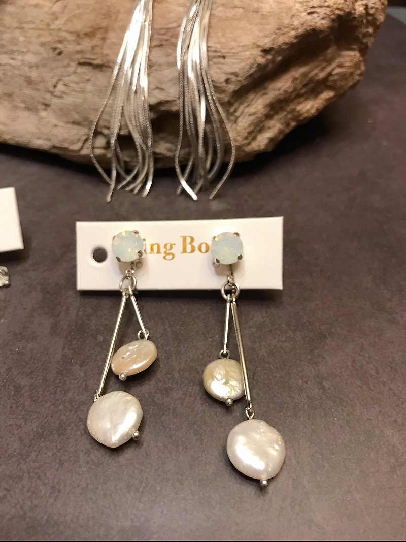 Fake boss kingboss silver natural pearl shell clip-on earrings - Earrings & Clip-ons - Other Materials White