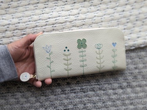 トモコモノ Pinkoi 代購 - 刺繡皮革錢包「LIFE」白奶油色x淺綠（牛皮）細長圓形拉鍊