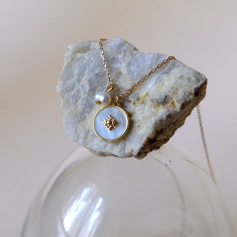 ALYSSA & JAMES mother-of-pearl freshwater pearl sterling silver necklace N134 - สร้อยคอ - เปลือกหอย สีทอง