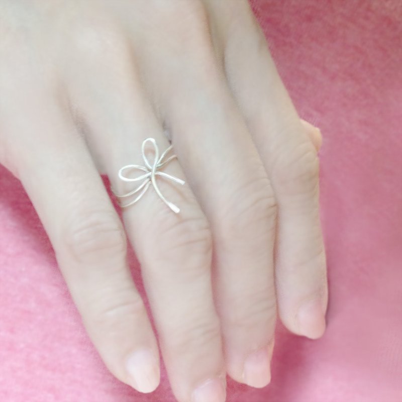 為手指繫上蝴蝶結純銀戒指 - 戒指 - 其他金屬 銀色