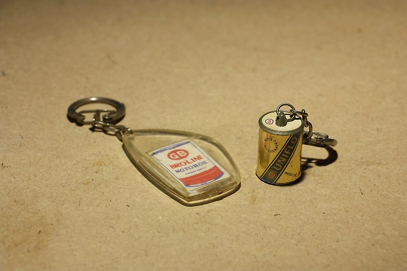Purchased from the Netherlands in the middle and late 20th century, an old GB BP ESSO oil key ring - ที่ห้อยกุญแจ - พลาสติก ขาว
