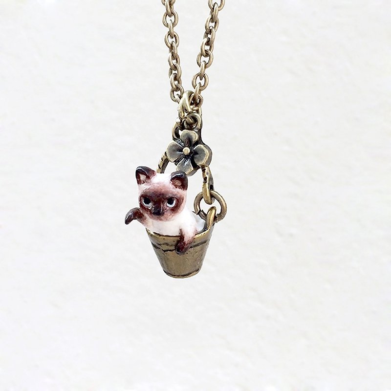 Tiny Siamese Cat in the bucket necklace, Cat Pendant, miniature cat - สร้อยคอ - ดินเหนียว สีกากี