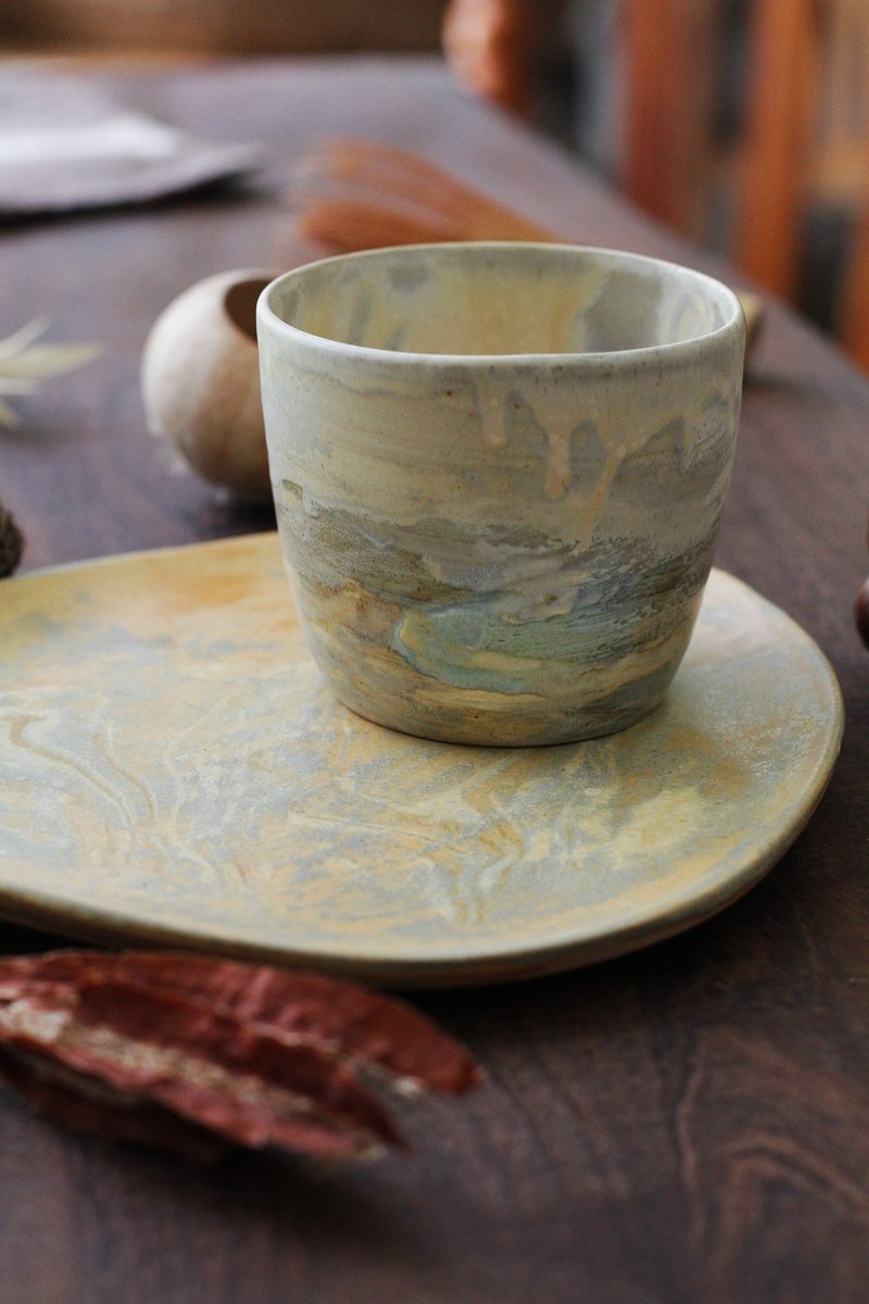 Hand-pulled pottery cup/tea cup/wine glass with mountain and lake scenery - แก้ว - ดินเผา สีกากี