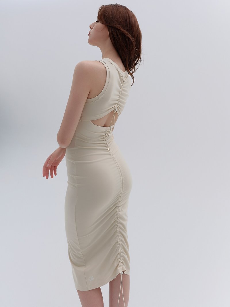 Almond white back hollow tight stretch dress round neck sleeveless comfortable drawstring adjustable mid-length dress - ชุดเดรส - เส้นใยสังเคราะห์ ขาว