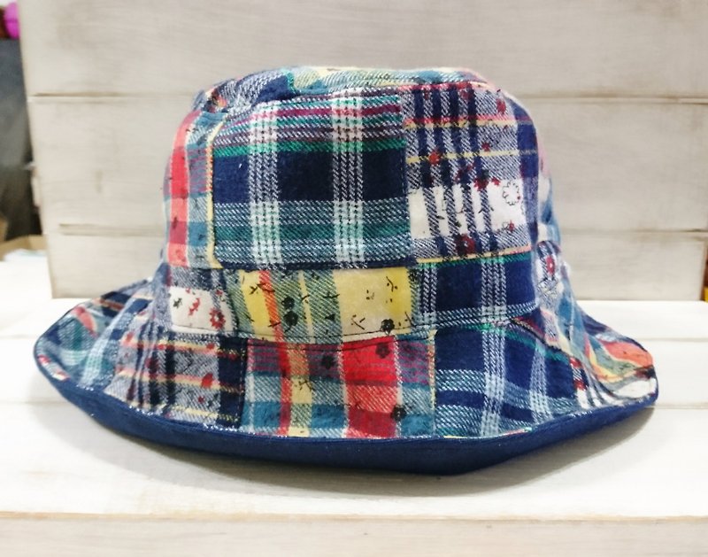 溫暖拼貼格紋&深藍素色雙面漁夫帽/遮陽帽 - 帽子 - 棉．麻 多色