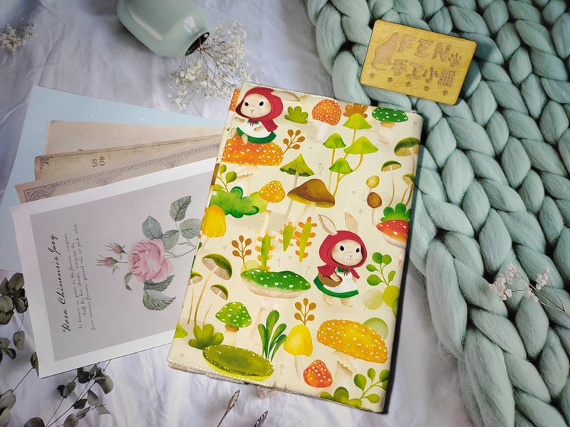 彩色噴墨-台灣設計款白晝紅帽兔兔防撥水牛津布書套-布書衣A5/25K - 書衣/書套 - 棉．麻 