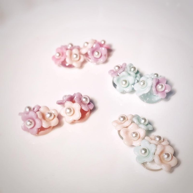 キュートなミニピンクの花のイヤリングの耳のクリップの[アトリエA.]サマーキャンペーン春の色 - ピアス・イヤリング - 粘土 