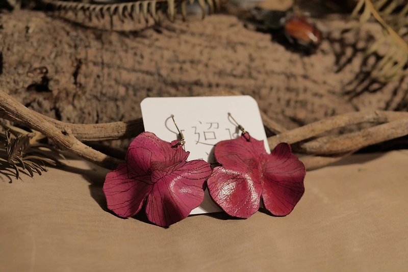 Leather Plant Series | leather flower earrings | Hibiscus | Bronze earrings | red - ต่างหู - หนังแท้ สีแดง