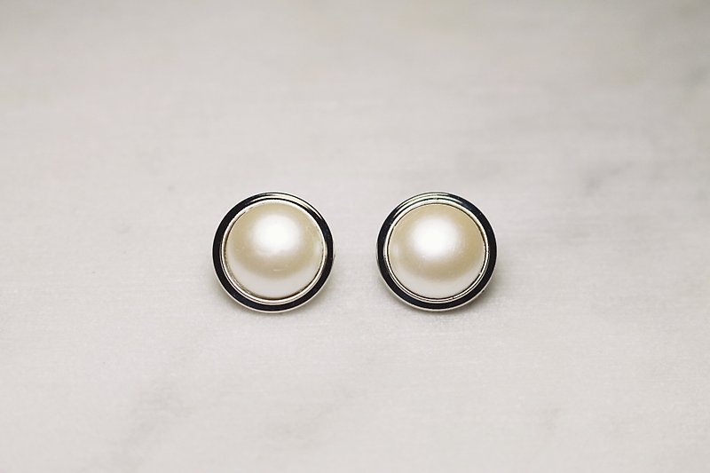 // 白系 典雅耳環 // ve149 - 耳環/耳夾 - 塑膠 銀色