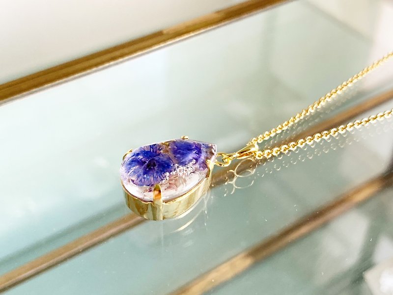 A drop necklace filled with gypsophila that has the flower lover of good luck (blue purple) - สร้อยคอ - เรซิน สีม่วง