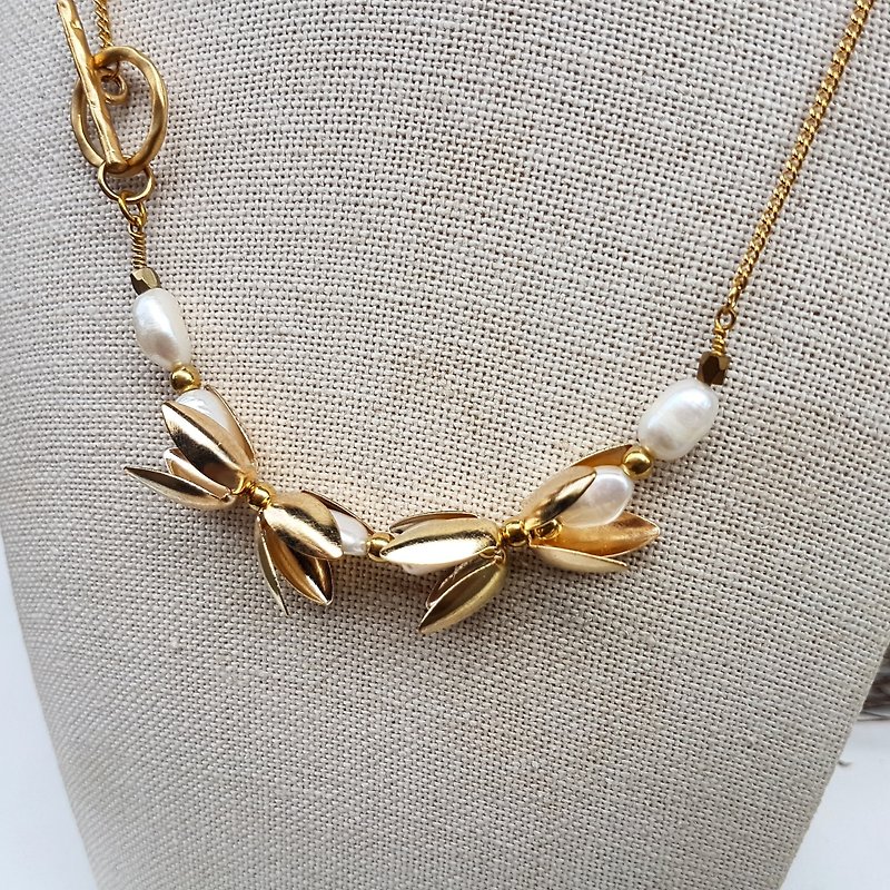 Summer limited natural pearl petal style bracelet necklace double - สร้อยคอ - ไข่มุก ขาว