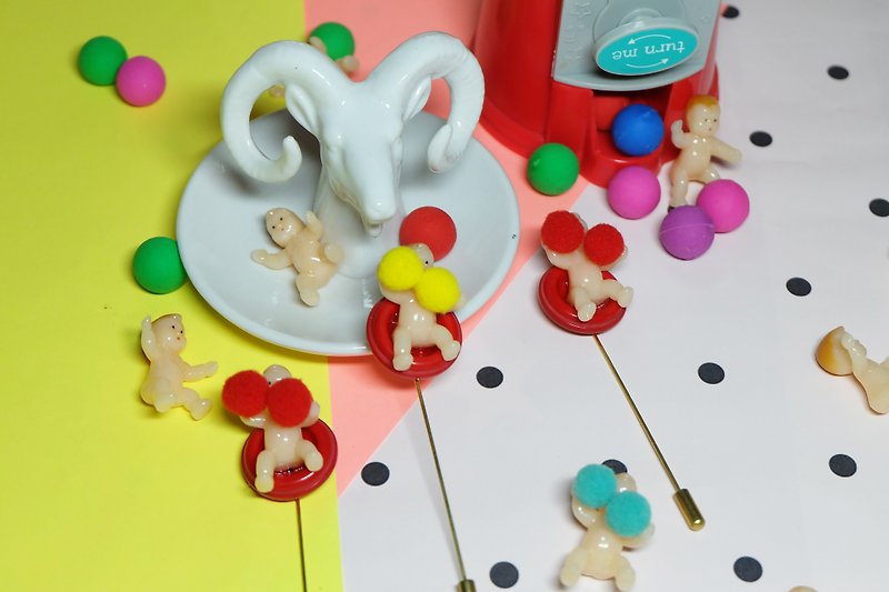 子供のようにかわいい遊びの改造原宿スタイルの赤いミニ人形ヘッドブローチ/楽しい交換ギフト - ブローチ - プラスチック レッド
