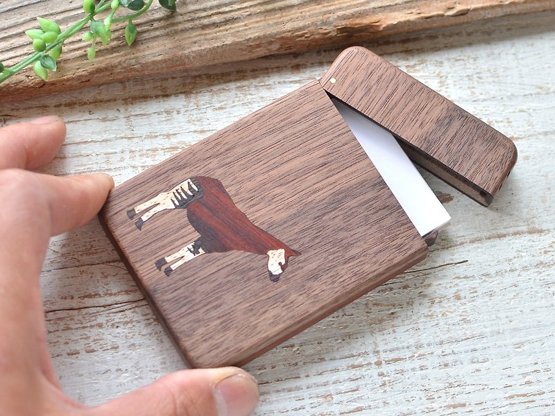 Wooden business card holder [Okapi] walnut - ที่เก็บนามบัตร - ไม้ สีนำ้ตาล