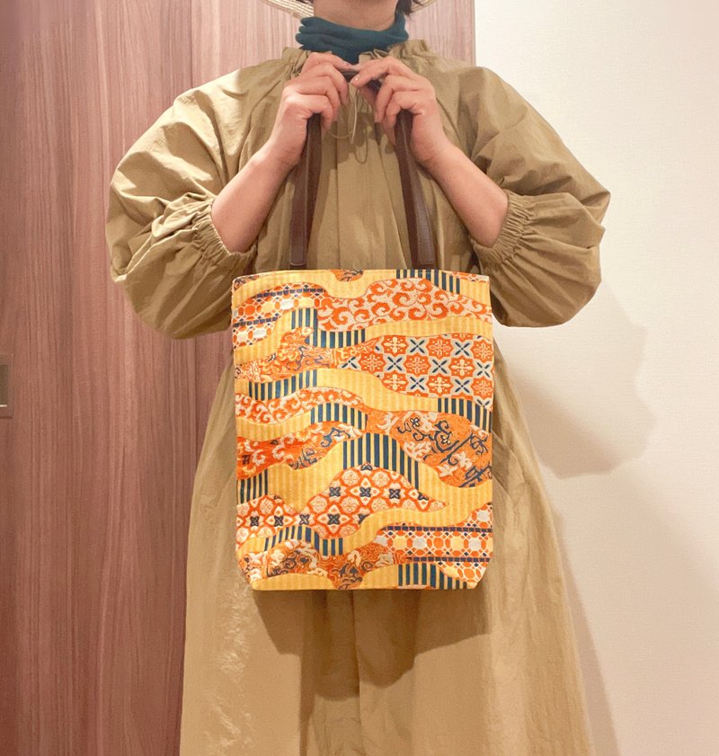 2023和服織布手提袋/骨董和服金線波浪織布 - 側背包/斜背包 - 絲．絹 金色