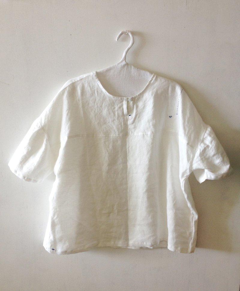 Dropped shoulder Linen and linen short-sleeved top--dotted line and circle - Women's Tops - Cotton & Hemp White