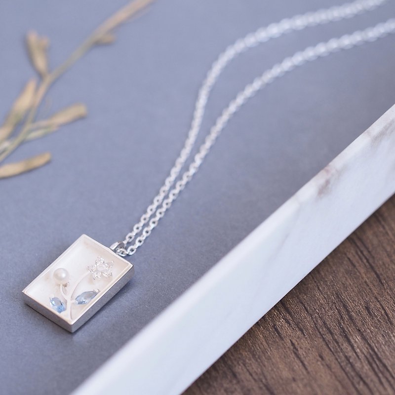 Pearl flower frame necklace Silver 925 - สร้อยคอ - โลหะ สีน้ำเงิน