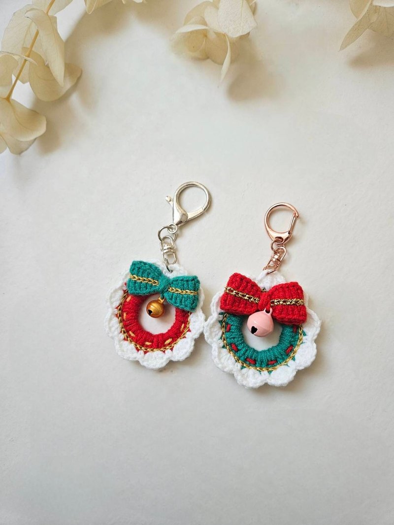 手作吊飾 x 聖誕物語 x 冬日花圈小鈴鐺 - 吊飾/掛飾 - 其他材質 紅色