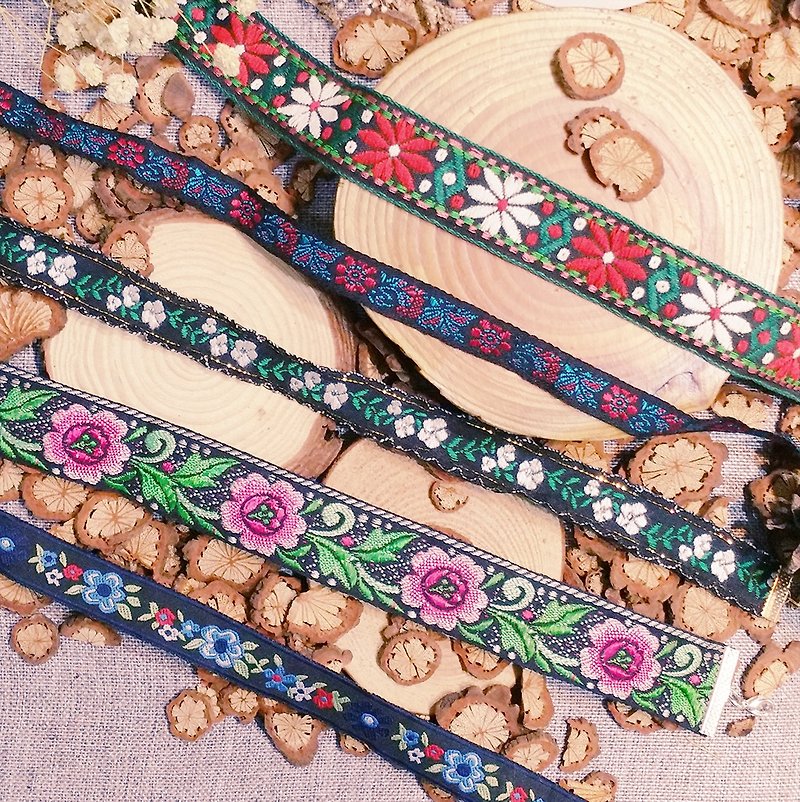Retro embroidered collar collarbone chain necklace Choker - สร้อยคอ - วัสดุอื่นๆ หลากหลายสี