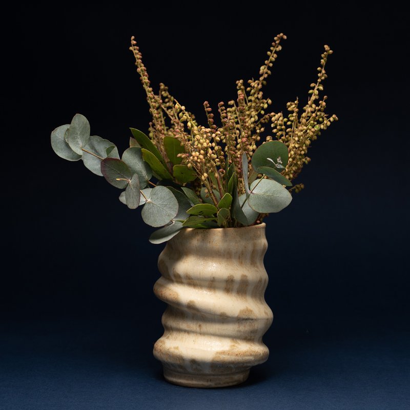 Vase . Twisted Flower Vessel - Handmade pottery - เซรามิก - ดินเผา ขาว