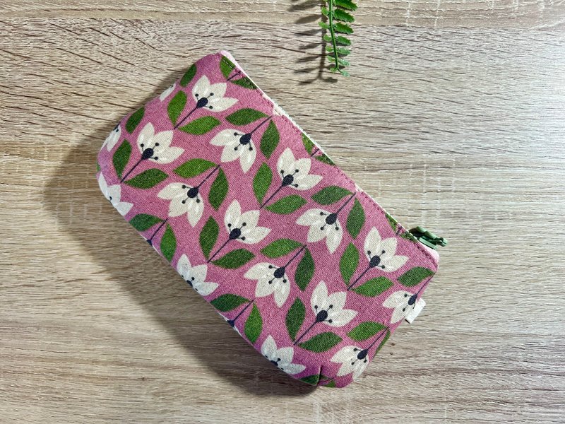 [In stock] Portable zipper cosmetic bag & glasses storage bag, three-dimensional fluffy flower zipper puller - Toiletry Bags & Pouches - Cotton & Hemp 