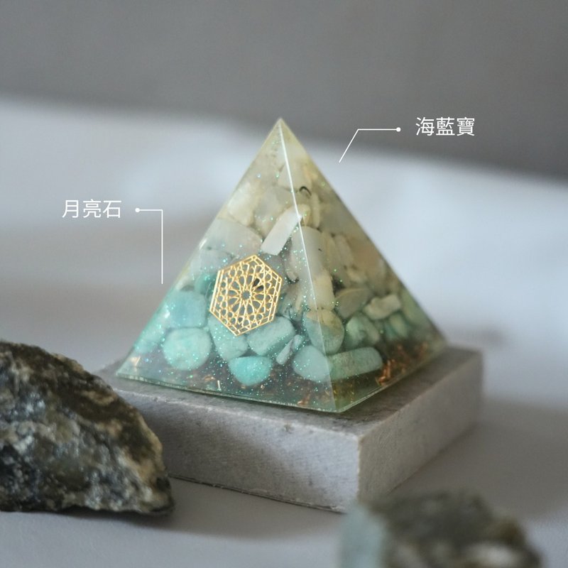 [Moon Stone, Stone] Orgonite Crystal Energy Pyramid 6x6 cm - ของวางตกแต่ง - คริสตัล หลากหลายสี