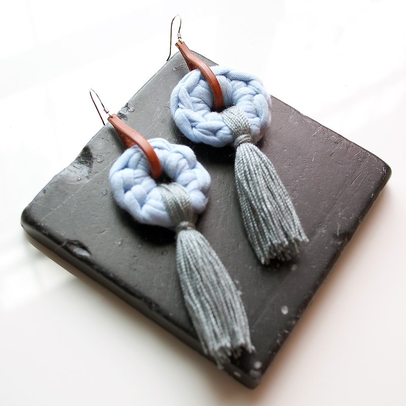 手作りのかぎ針編みのイヤリング、丸編み、ライトブルーの色とタッセル。 - ピアス・イヤリング - その他の素材 ブルー