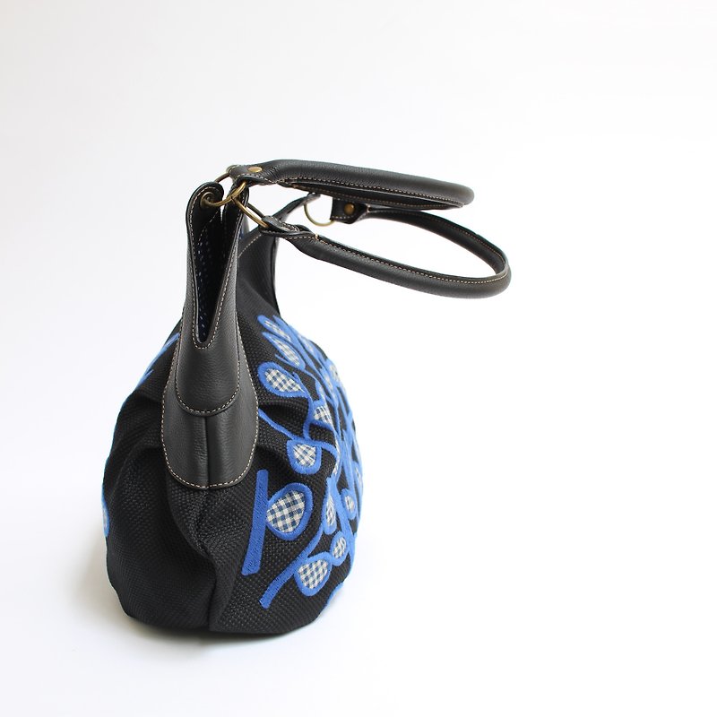 [Free shipping] Sunlight filtering through foliage embroidery Granny bag - กระเป๋าแมสเซนเจอร์ - เส้นใยสังเคราะห์ สีดำ
