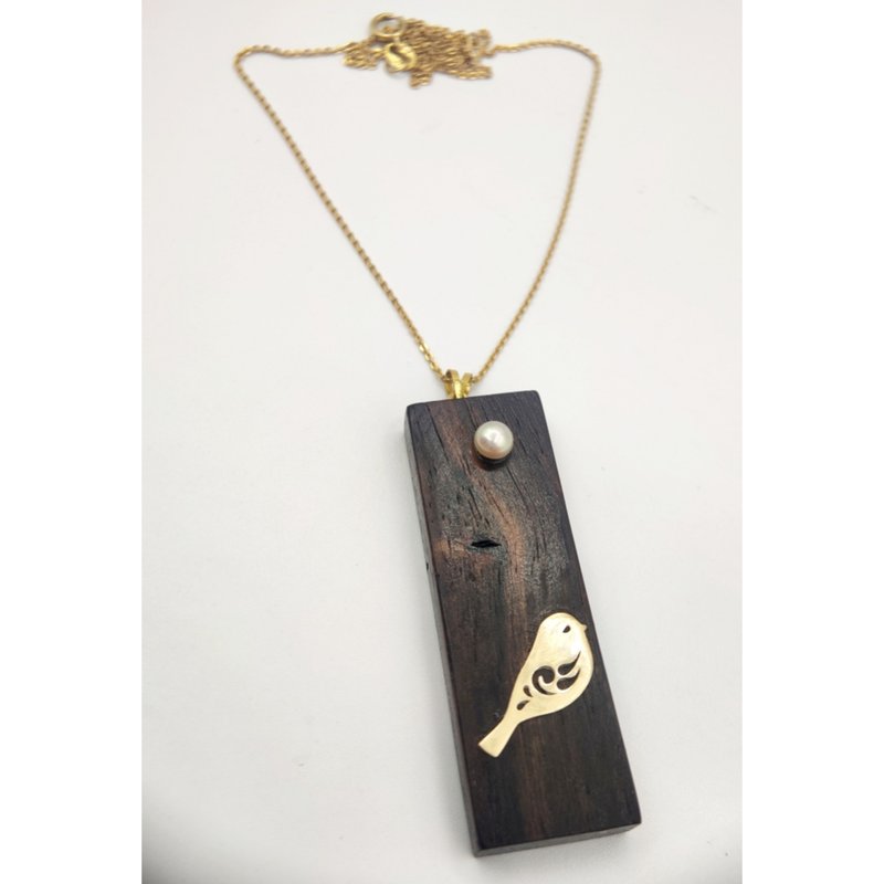 Wooden handmade pendant. with 18k gold bird and pearl. Necklace. Macassar Ebony - 項鍊 - 木頭 