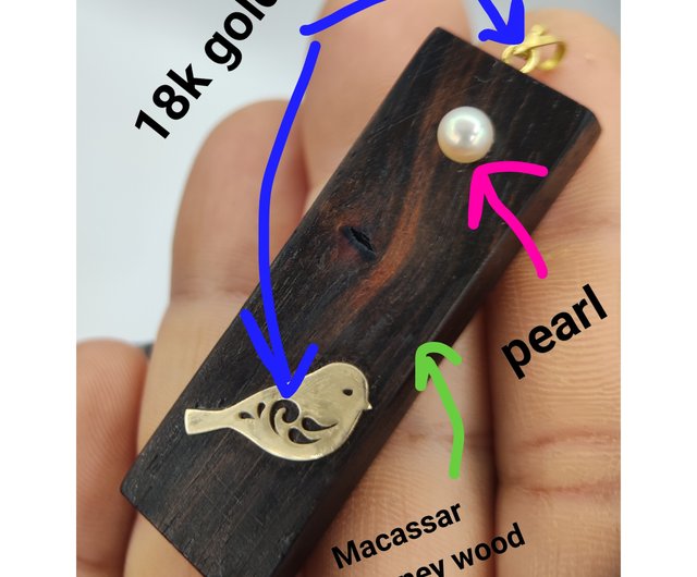 木製の手作りペンダント。18Kゴールドの鳥と真珠付き