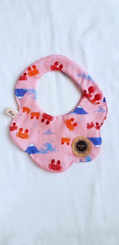 Akpn手作宣言 螃蟹富士山。粉紅色八層紗100%cotton雙面隨圓弧造型圍兜.口水巾
