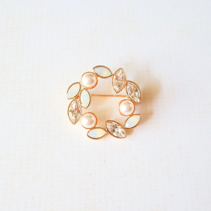 Crystal bijou circle brooch - Brooches - Glass White